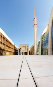 A reliable yet visually understated dewatering system was required for the mosque’s courtyard. Channels and gratings from Richard Brink GmbH & Co. KG fulfil this requirement.