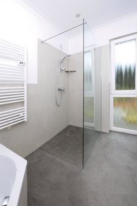 Pour l’une des salles de bains, le maître d’ouvrage a choisi une esthétique au chic intemporel dans plusieurs nuances de gris ton sur ton. Le tout a été réalisé par l’entreprise de peinture locale Bürmann & Sohn.