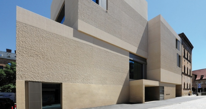 There’s a new landmark in Fürth city centre. The Ludwig Erhard Zentrum pays homage to the ‘father of the German economic miracle’ with a permanent exhibition. The modern new build is made up of four slightly offset cubes.