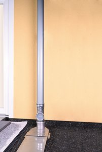 Die Verbindung zwischen Stand- und Fallrohr schließt die Montage auf der Einflussseite der Kaskadenentwässerung ab. Am Ende der Flachkanal-Strecke erfolgt die Anbindung an einen Siphon auf der Dachfläche oder an ein nachgeschaltetes Fallrohr.  Foto: Richard Brink GmbH & Co. KG