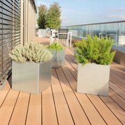 Quadratische Pflanzkästen aus Edelstahl auf einem modernen Balkon