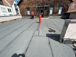 Zuvor gelang man aus dem Wohnbereich auf eine schlichte Fläche, dessen anliegende Fassade aus in die Jahre gekommenen Holzschindeln bestand.  Foto: Benjamin Klotz, KLOTZ | garten