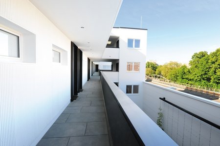 All open and semi-open areas such as the access balconies and inner courtyards are exposed to greater volumes of precipitation, making them more challenging to drain. The Fultura drainage channels, which were custom made for the Berlin project, are designed to handle this level of precipitation.