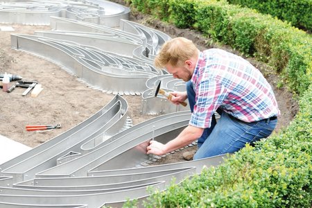 The segments are fixed to the ground using pins. Thanks to the precise preparatory work, not all of the connector plates have to be screwed together.