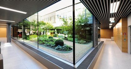 Aantrekkelijke blikvangers zijn de twee groene binnenplaatsen in het nieuwe klantencentrum van de Sparkasse Aachen aan de Elisenbrunnen. Ze hebben ook een belangrijke functie, want ze voorzien de klantenruimte van daglicht.