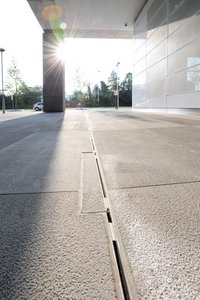 The company Richard Brink supplied the inspection boxes as custom-made products. The concrete flooring found in the entrance area can be inserted into the cover casing to create a uniform surface.