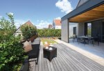 Vor der neuen Überdachung laden Sitzgelegenheiten auf aufgeständerten Terrassendielen zum Verweilen ein. Für einen attraktiven Sichtschutz sorgen die Pflanzwände „Eva“ der Firma Richard Brink, welche die Terrasse vis-a-vis am Kopf- und Fußende einrahmen.  Foto: Richard Brink GmbH & Co. KG