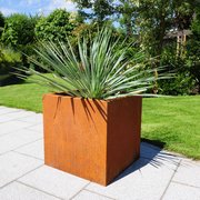 Pflanzkasten Basio Cortenstahl bepflanzt im Garten