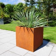 Pflanzkasten Basio Cortenstahl bepflanzt im Garten