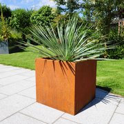 Pflanzkasten Basio Cortenstahl bepflanzt im Garten