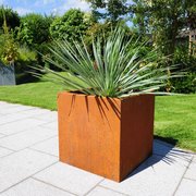 Pflanzkasten Basio Cortenstahl bepflanzt im Garten