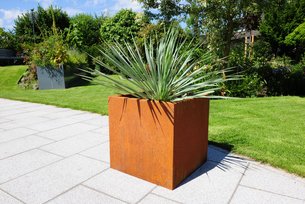 Pflanzkasten Basio Cortenstahl bepflanzt im Garten