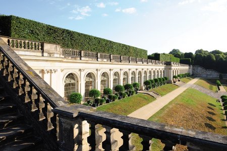 De onderste orangerie, waarvan het dak beloopbaar is, heeft een betegeld terras van ongeveer 800 m² met balustrades, dat via twee trappen kan worden bereikt.