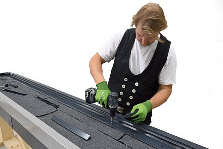 Conar Schritt 1: Nach dem Aufbringen der ersten Abdichtungsschicht wird das Aluminium-Profil am vorbereiteten Dachrand montiert.  Foto: Richard Brink GmbH & Co. KG