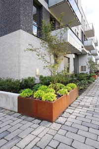 Rectangular beds made from COR-TEN steel with a height of 415mm were assembled in the corners of several gardens and lawns.