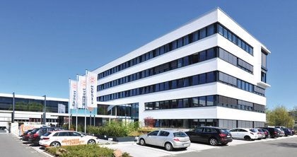 Specialist retail cooperative expert AG has extended its headquarters in Hanover-Langenhaben. Architects from htm.a Hartmann Architektur GmbH designed the new build in a cubic style. 