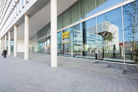 A glimpse into the glass façade of the entrance to ‘The Edge’ reveals its architecturally sophisticated neighbour, lab building ‘O|2’. Lamina slotted channels were installed in both projects. PLP Architecture designed the entrance area of the 40,000 m2 office building in a minimalist and linear style.