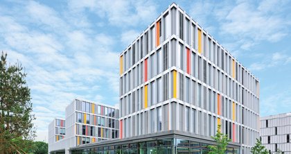 The Stadtwerke München (SWM) Munich City Utilities commissioned an ‘IT townhall’ – the IT-Rathaus – to be built on the premises of the Campus M technology park, bringing a large part of the municipal authorities’ information and telecommunications technology under one roof.