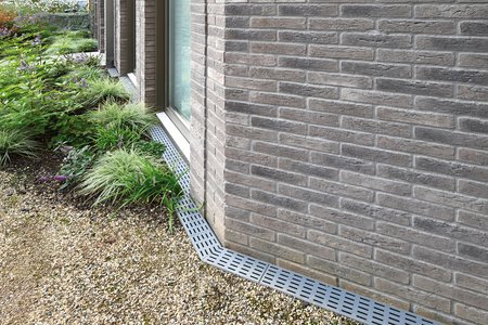 Entlang der Fassaden unterstreichen die Rinnen des ostwestfälischen Metallwarenherstellers ganz bewusst die Vorsprünge der Außenwände in den Tür- und Laibungsbereichen.        Fotos: Richard Brink GmbH & Co. KG