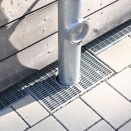 Mit Fallrohrausschnitt