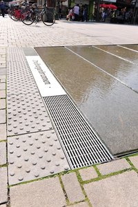 In the lower area, a Stabile channel with longitudinal bar gratings completes the circuit. A stainless steel section in the middle was lasered with the lettering ‘Dreiburgenbrunnen’ (the three-castle fountain) by the metal products manufacturer.