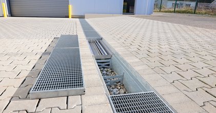 Permeable RigoMax gravel-filled drainage channels from the company Richard Brink were installed on the company premises of Parker Hannifin Manufacturing Germany GmbH & Co. KG.