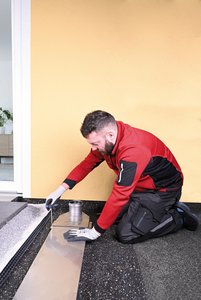 Anschließend wird der Verbinder mittels Innensechskantschrauben einfach und dauerhaft fixiert.  Foto: Richard Brink GmbH & Co. KG