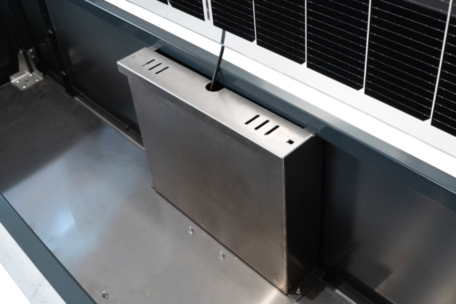 Mit eingebautem Elektronikkasten zur ordentlichen Verkabelung