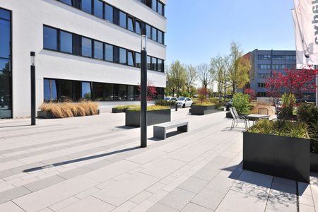 In total, 503 m of raised beds were used in the grounds of the expert AG headquarters in Hanover, all custom-made by Richard Brink GmbH & Co. KG.