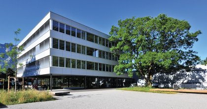 The Office of Land and Buildings for the Canton of Bern has invested in the overall renovation of the secondary school Gymnasium Interlaken to improve energy efficiency. The complex was refurbished in several stages. 