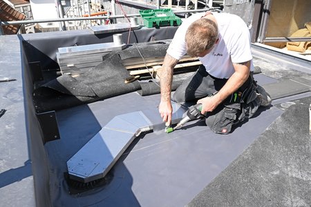 Die Flachkanäle verlaufen stets oberhalb der eigentlichen Abdichtungsebene und lassen sich aufgrund ihrer geringen Höhe problemlos unsichtbar in Einbausituationen wie Kiesschüttungen bis hin zu Bangkirai-Belägen integrieren.  Foto: Richard Brink GmbH & Co. KG