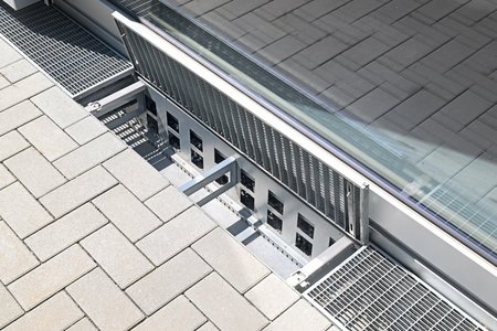 Die „Stabile Air“ stellt dank ihrer Ventilationsöffnungen eine dauerhafte Belüftung sicher und verhindert durch den Abstand zur Fassade aufsteigendes Wasser durch Kapillarkräfte. Das Holz bleibt somit dauerhaft vor Feuchtigkeit geschützt.  Foto: Richard Brink GmbH & Co. KG