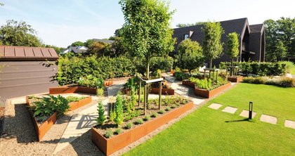 A number of custom raised beds from the company Richard Brink were used to create an ornamental, fruit and stroll garden set within the outdoor space belonging to a private home in Bremen.