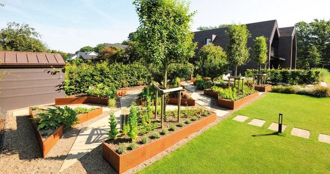 A number of custom raised beds from the company Richard Brink were used to create an ornamental, fruit and stroll garden set within the outdoor space belonging to a private home in Bremen.
