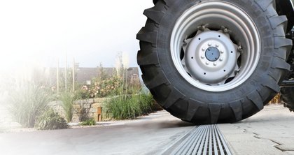 The company Richard Brink has developed a new dewatering solution for heavy loads: the Fortis concrete channel can be integrated into driveable surfaces such as private courtyards, public roads, car parks or industrial areas.