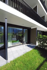 Rinnen und Roste der Firma Richard Brink sorgen auf den Balkonen und Terrassen sowie in den Eingangs- und Innenhofbereichen für eine optimale Entwässerung.