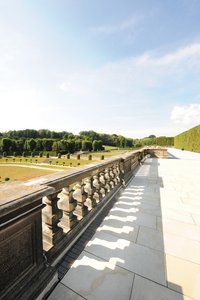 Om te voorkomen dat water en neerslag langs de balustrade naar beneden lopen, werden in totaal 15 m drainagegoot en 16 m van de in hoogte verstelbare sleufgoot van Richard Brink geïnstalleerd.