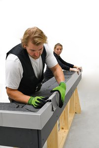 Nexum Schritt 4: Abschließend werden zunächst die Ecken, dann die geraden Passstücke der Zierblenden auf das Basisprofil aufgesetzt.  Foto: Richard Brink GmbH & Co. KG