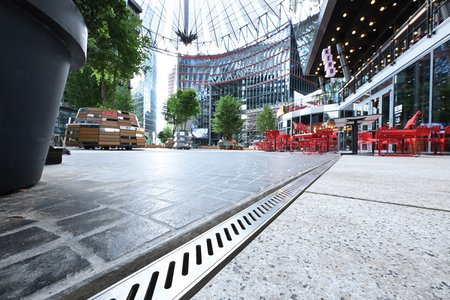 Beyond the standard product portfolio, custom solutions can also be designed from scratch for projects of a certain size, as was the case with the channels for the Center am Potsdamer Platz in Berlin, which ran a total of 2.7km.  Photo: Richard Brink GmbH & Co. KG