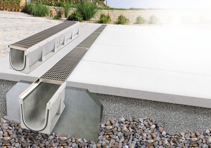 The concrete channel can be combined with various designer gratings from Richard Brink GmbH & Co. KG, lending the dewatering system an aesthetic appeal in outdoor areas. 