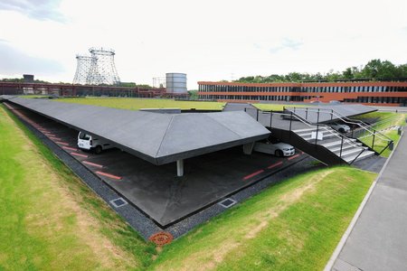 Der Neubau des Parkhauses verfolgt ein außergewöhnliches Konzept: Die Deckenkonstruktion wurde als begrünte Landschaftsplatte angelegt.