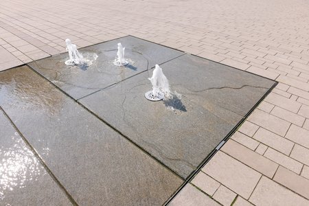 Drie fonteinen representeren kastelen in het stadsgebied, die op een in natuursteen gegraveerde landkaart zijn weergegeven.