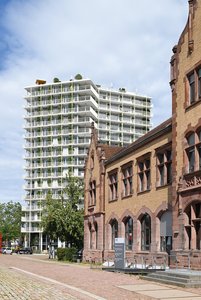 De Green City Tower biedt ook ruimte voor royale kantoor- en horecapanden en fungeert dankzij zijn opvallende architectuur als toegangspoort voor de nieuwe stadswijk.  Foto: Richard Brink GmbH & Co. KG