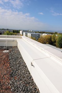 Edge profiles offered by Richard Brink direct rainwater away from the stonework, thus protecting the parapet area from moisture getting in.