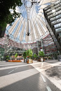 Het complex is representatief voor het moderne stadsleven en bevat onder andere woon- en bedrijfsruimtes, restaurants en een bioscoop. De markante en iconische tentvormige koepel van het gebouwencomplex, die ook buiten de stadsgrenzen bekendheid geniet, torent boven alles uit.  Foto: Richard Brink GmbH & Co. KG