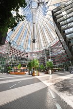 Der Komplex steht repräsentativ für das moderne Großstadtleben und beinhaltet unter anderem Wohn- und Gewerbeflächen, Restaurants und ein Kino. Über allem thront die markant-ikonische Zeltkuppel, für die das Gebäuderondell auch über die Stadtgrenzen hinaus bekannt ist.  Foto: Richard Brink GmbH & Co. KG