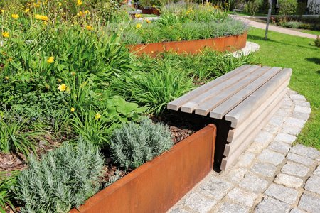 The benches are fitted with additional supports and wrap around the COR-TEN steel from the seat to the ground with the help of struts.