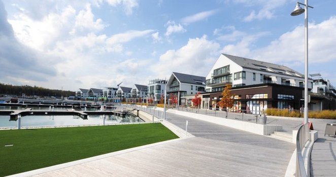 The residential district and marina that has emerged beside Lake Simcoe in Ontario, Canada, is characterised by a modern lifestyle on the one hand and a sustainable and environmentally friendly structure on the other. 