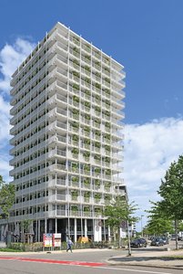 De in totaal 52 meter hoge woontoren is een imposante verschijning en biedt de bewoners van de bovenste verdiepingen een uniek uitzicht over de stad.  Foto: Richard Brink GmbH & Co. KG