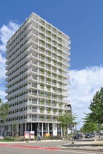 Der insgesamt 52 Meter hohe Wohnturm ragt imposant hervor und gewährt den Bewohnern der oberen Stockwerke eine Aussicht über die Dächer der Stadt.  Foto: Richard Brink GmbH & Co. KG